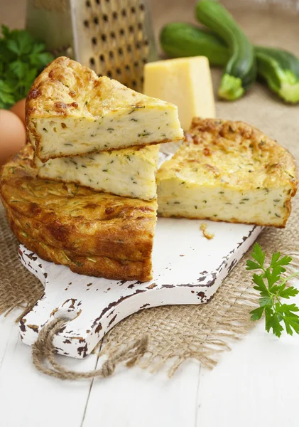 Кабачковий пиріг з сиром і травами — стокове фото