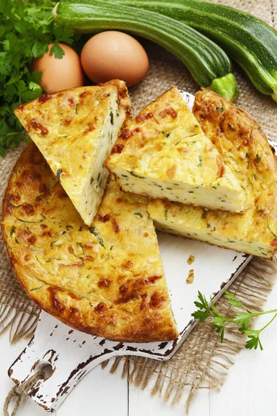 Zucchini-Kuchen mit Käse und Kräutern — Stockfoto