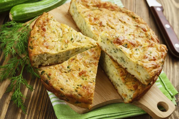 Zucchini-Kuchen mit Käse und Kräutern — Stockfoto
