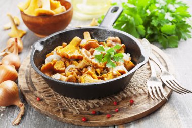 Kızarmış chanterelles