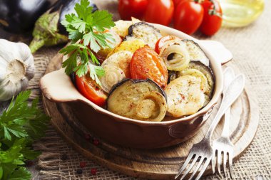 Sebzeli tavuk güveç 