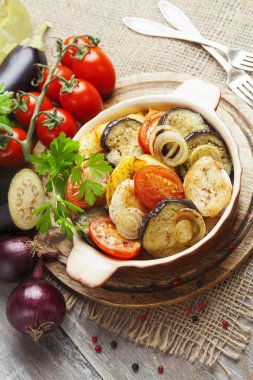 Sebzeli tavuk güveç 