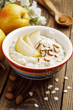 Yulaf ezmesi armut ve badem