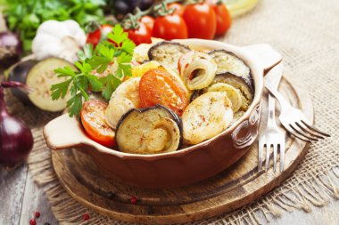 Sebzeli tavuk güveç 