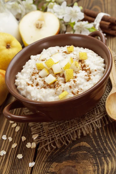 Harina de avena con pera y canela — Foto de Stock