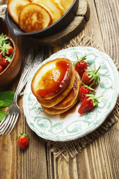 Panqueque casero con mermelada de fresa — Foto de Stock