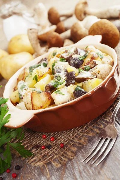 Potatoes with mushrooms in sour cream — Stock Photo, Image