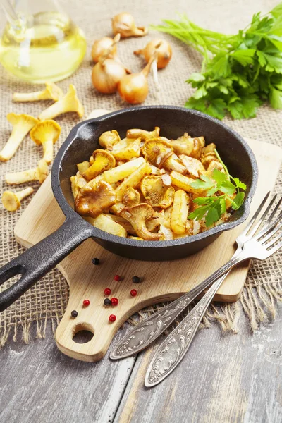 Gedroogde aardappelen met champignons — Stockfoto