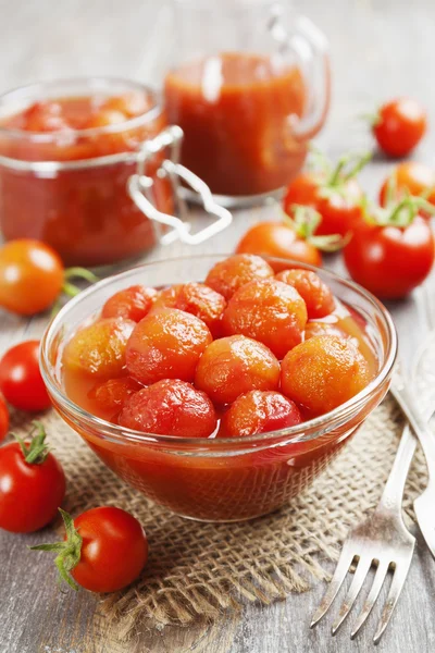 Консервированные помидоры в томатном соке — стоковое фото