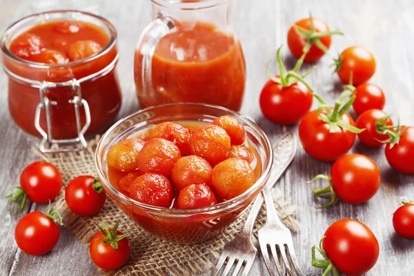 トマト ジュースの缶詰のトマト ストック写真
