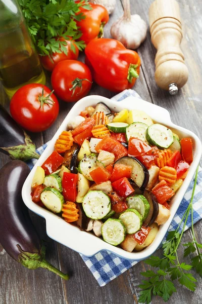 Pollo a la parrilla con verduras en la mesa — Foto de Stock