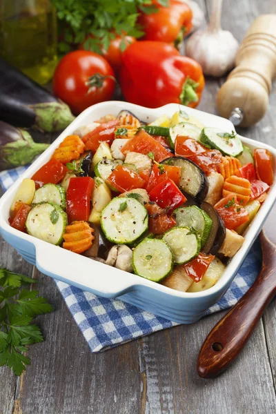 Pollo al horno con verduras —  Fotos de Stock