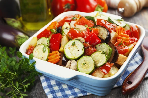 Hühnchen mit Gemüse gebacken — Stockfoto