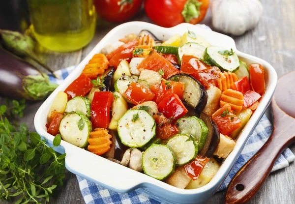 Hühnchen mit Gemüse gebacken — Stockfoto