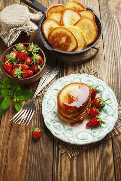 Hausgemachter Pfannkuchen mit Erdbeermarmelade — Stockfoto