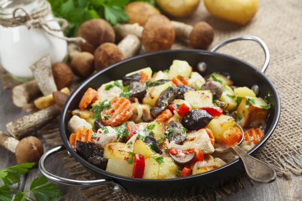 Gebraden kip met aardappelen en champignons — Stockfoto