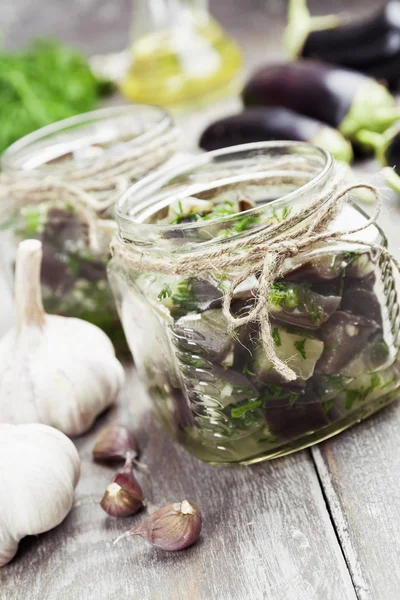 Marinierte Auberginen im Glas — Stockfoto