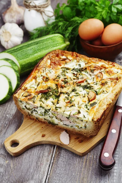 Paj med zucchini, korv och örter — Stockfoto