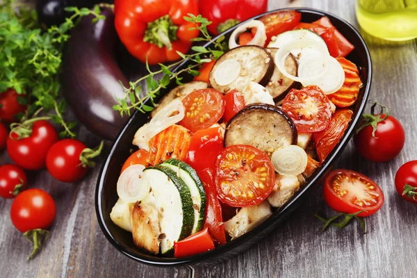 Pollo al horno con verduras — Foto de Stock