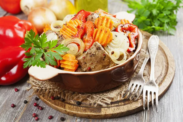 Foie frit avec des légumes dans le pot en céramique — Photo