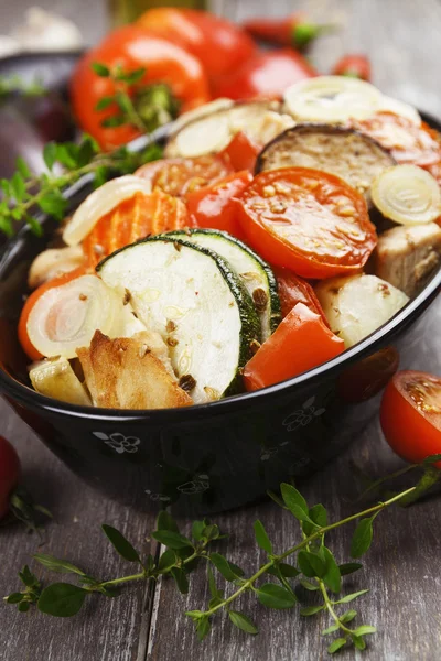 Hühnchen mit Gemüse gebacken — Stockfoto