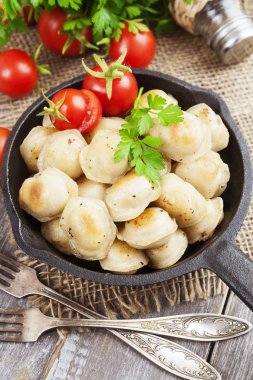 Etli kızarmış hamur köftesi