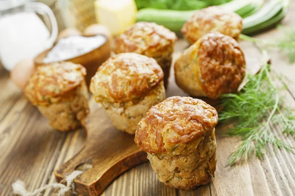 Muffins con calabacín, queso y hierbas — Foto de Stock