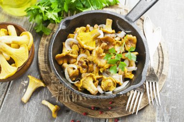 Kızarmış chanterelles