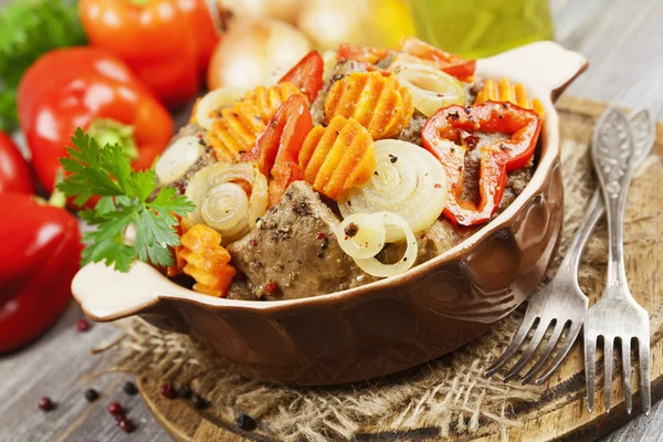 Liver fried with vegetables in the ceramic pot — Stock Photo, Image