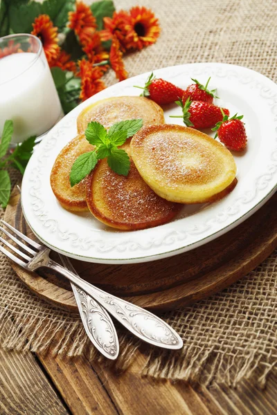 Hausgemachter Pfannkuchen mit Zuckerpuder — Stockfoto