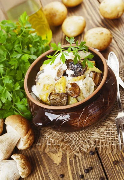 Stewed potatoes with mushrooms and sour cream — Stock Photo, Image