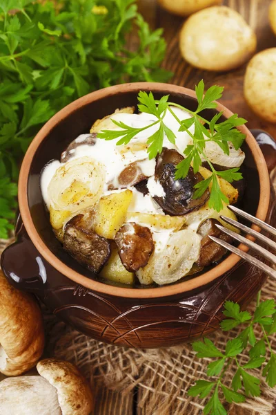 Patatas cocidas con champiñones y crema agria — Foto de Stock