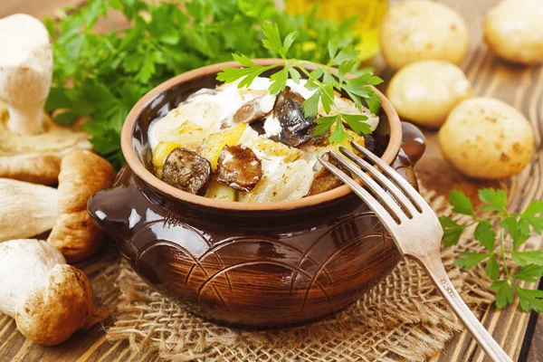 Stewed potatoes with mushrooms and sour cream — Stock Photo, Image