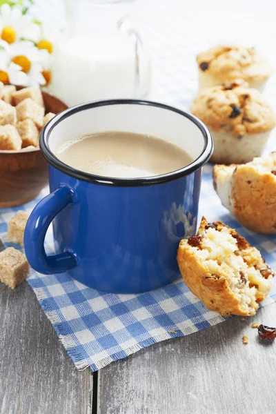 马克杯咖啡与牛奶和松饼 — 图库照片