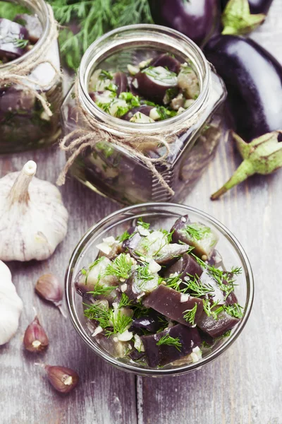 Marinierte Auberginen im Glas — Stockfoto