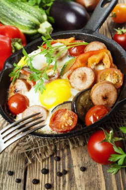 Sebze ve sosis ile kızarmış yumurta