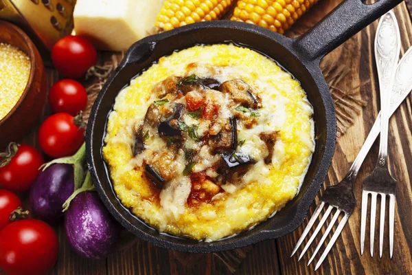 Polenta pişmiş sebze ve peynir ile — Stok fotoğraf