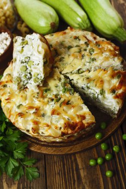 Yeşil bezelye, kabak ve lor makarna güveci
