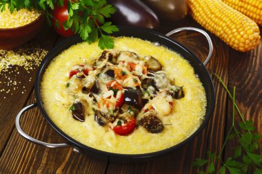 Polenta pişmiş sebze ve peynir ile