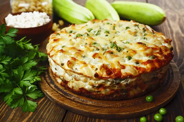 Cacerola de pasta con guisantes verdes, calabacín y cuajada — Foto de Stock