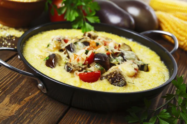 Polenta mit Gemüse und Käse gebacken — Stockfoto