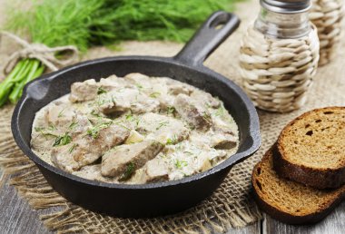 Ekşi krema demlenmiş karaciğer