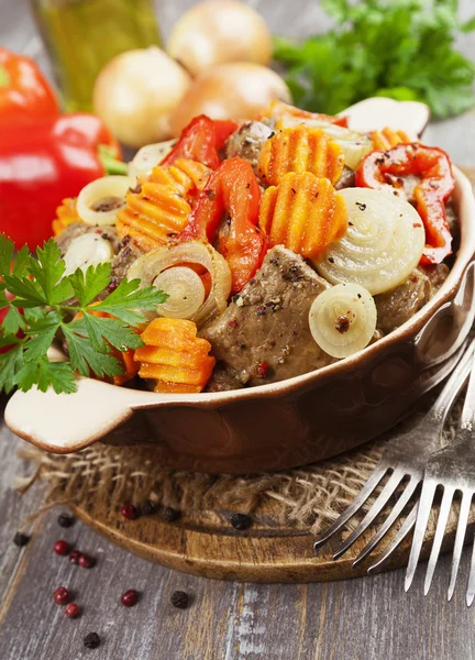 Liver fried with vegetables in the ceramic pot — Stock Photo, Image