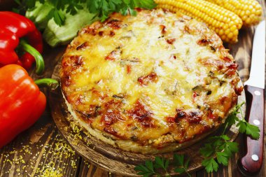 Güveç, polenta, kabak ve kırmızı biber