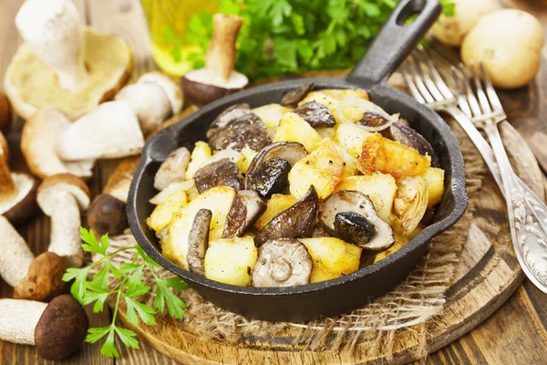 Жареный картофель с грибами — стоковое фото