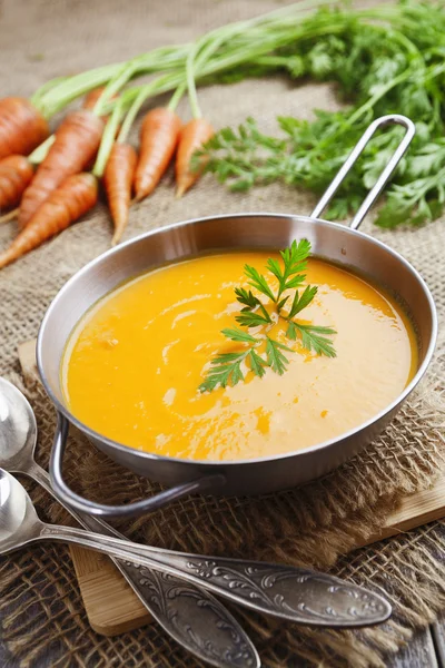 Sopa de cenoura na mesa — Fotografia de Stock