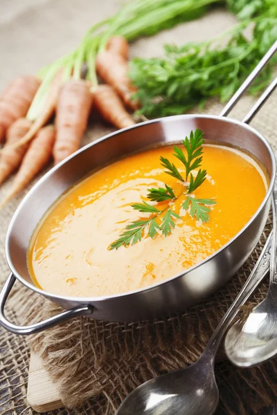 Sopa de zanahoria sobre la mesa — Foto de Stock