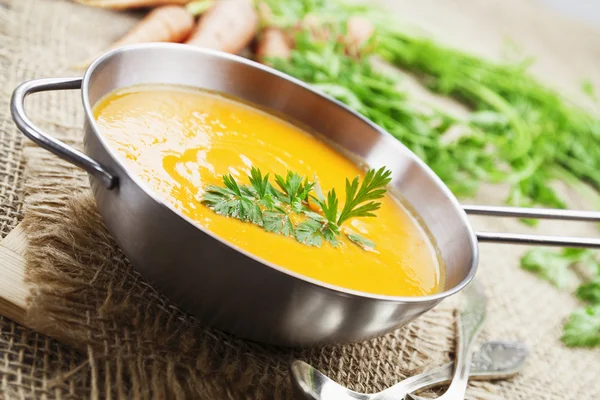 Морквяний суп у мисці — стокове фото