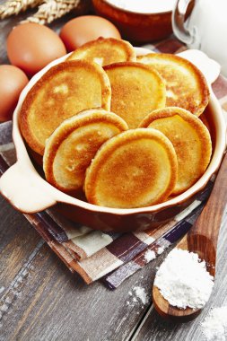 Masanın üzerine ev yapımı börek