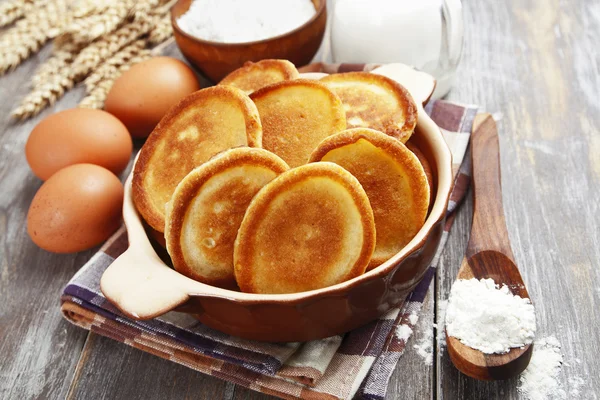 Homemade pancakes in ceramic pot — Stock Photo, Image